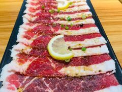 小米香草黑椒私房牛五花-小米烤肉-泥炉炭烤(常营店)