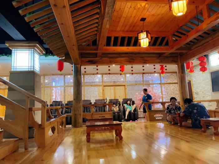 济清泉汗蒸浴馆-"门票五十,能洗澡汗蒸,一楼大厅和男宾区,.