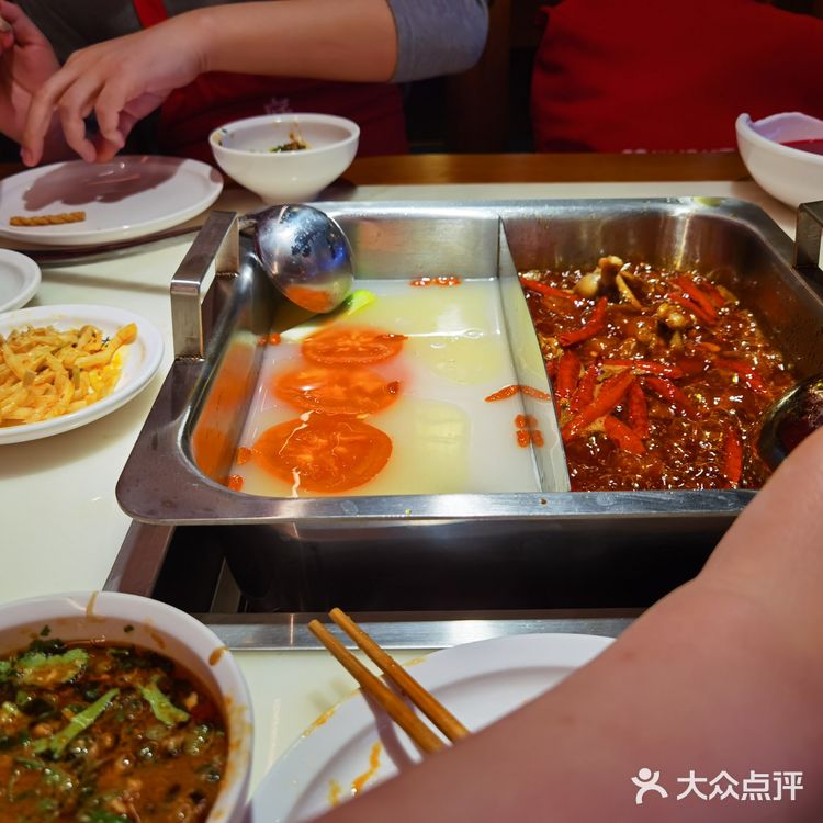 菜品我觉得还行，但是感觉锅底味道有点咸，辣锅的料有点