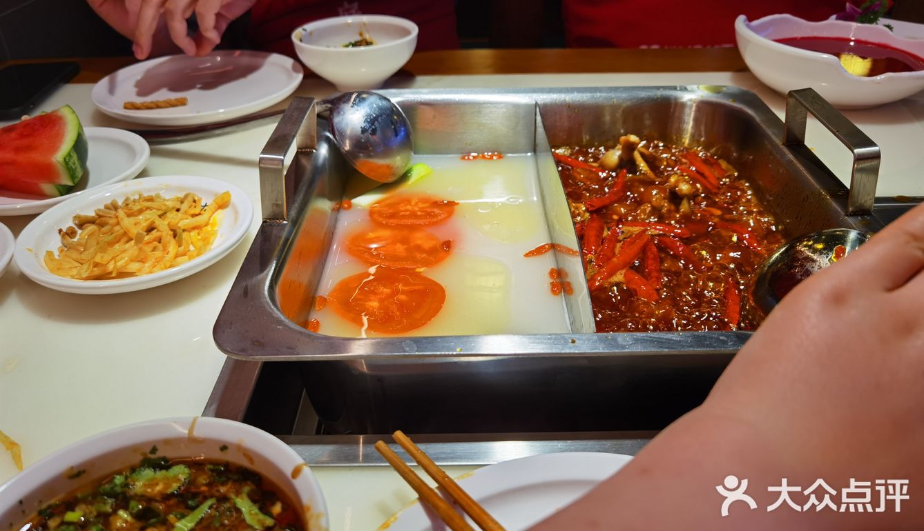 菜品我觉得还行,但是感觉锅底味道有点咸,辣锅的料有点