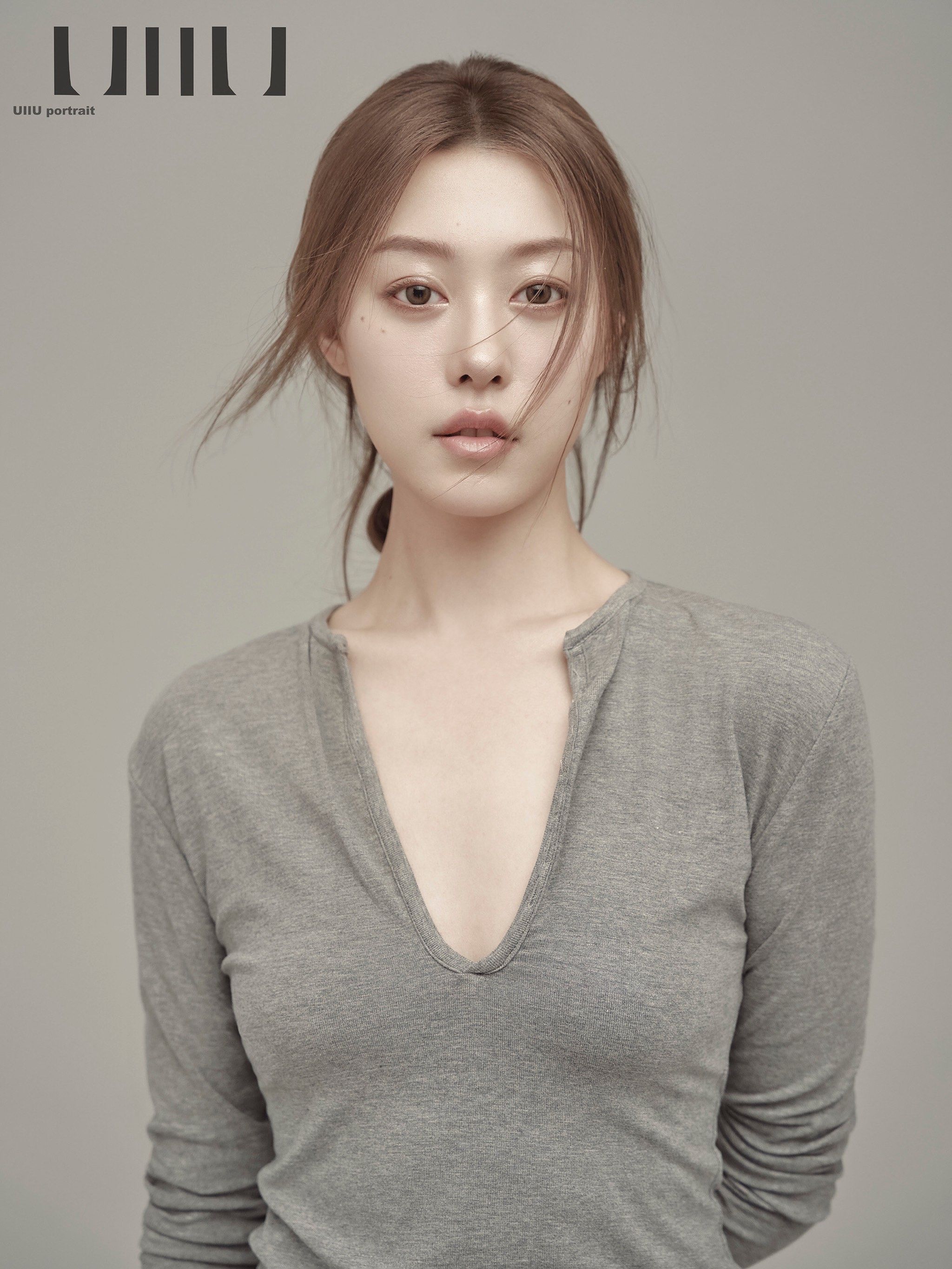 洋气慵懒风!居家慵懒写真是纯色低胸t恤给我的