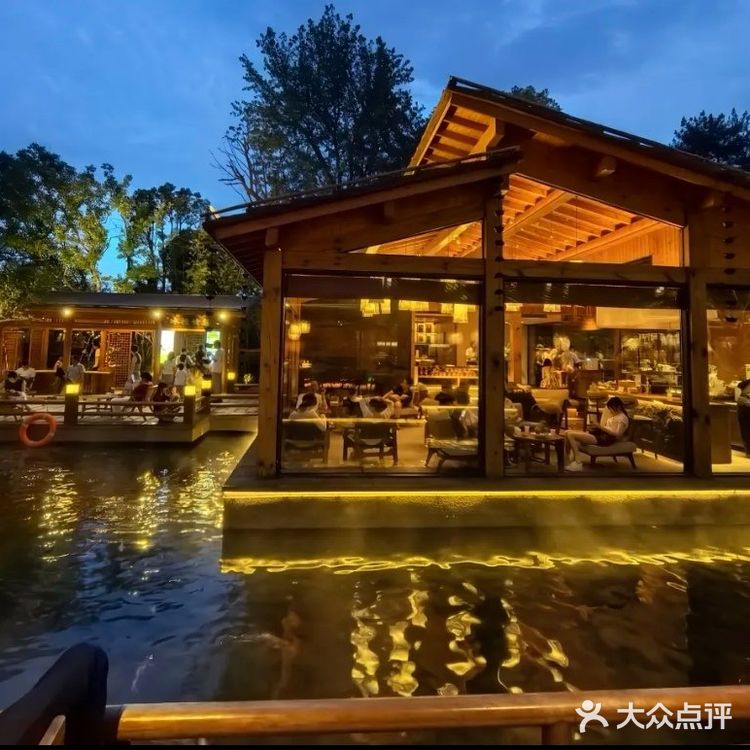 今天这锅鲜鱼汤真是鲜掉眉毛了！