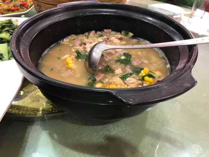 六个人点了五个菜 肚子汤特别好喝,里面有小肠肚条黄豆花生玉米,瘫痧
