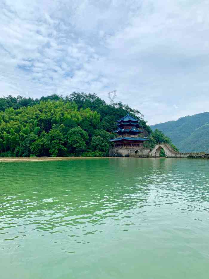 江南龙门湾-""江南龙门湾"位于桐庐县富春江口支流入口.