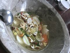 开蒸前的汤底-姚记抚仙湖石锅鱼庄