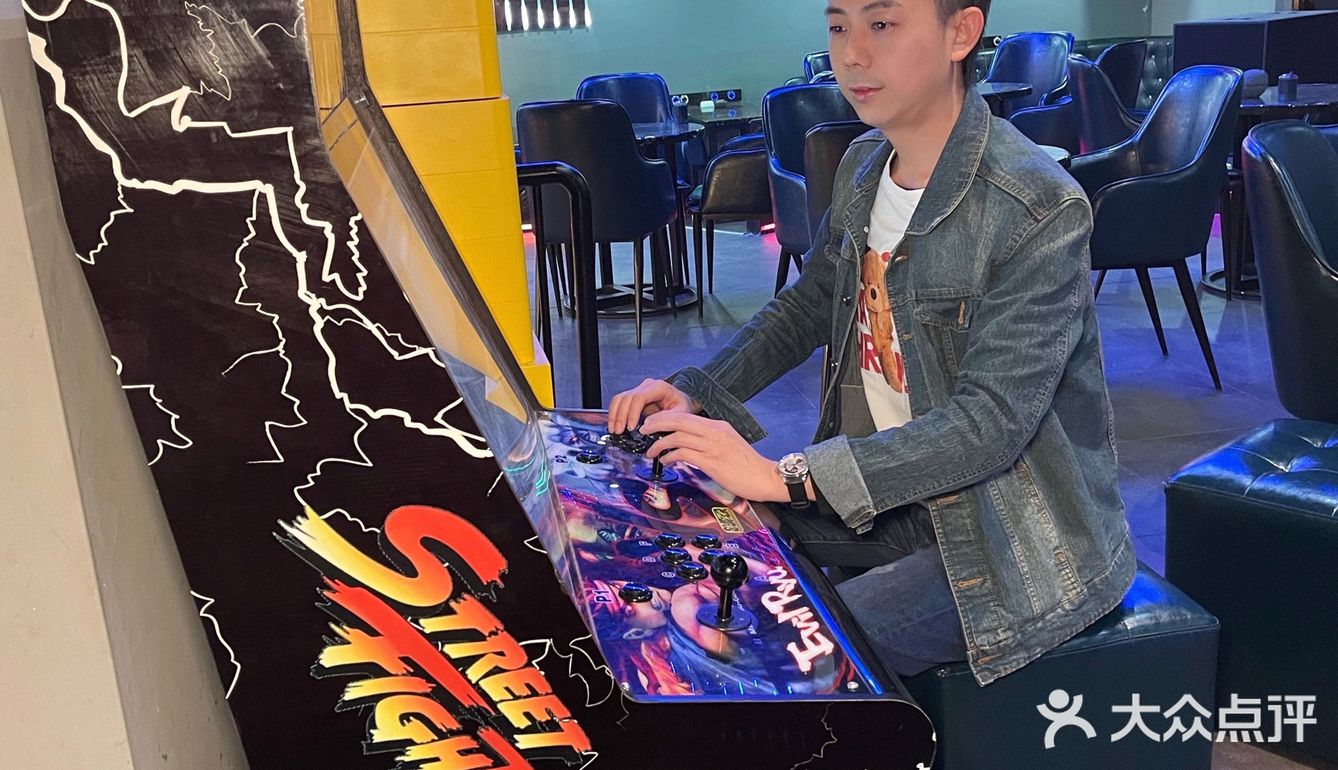 玩着街头霸王🦖嗨啤看巨幅赛事就是我要的快乐‼️