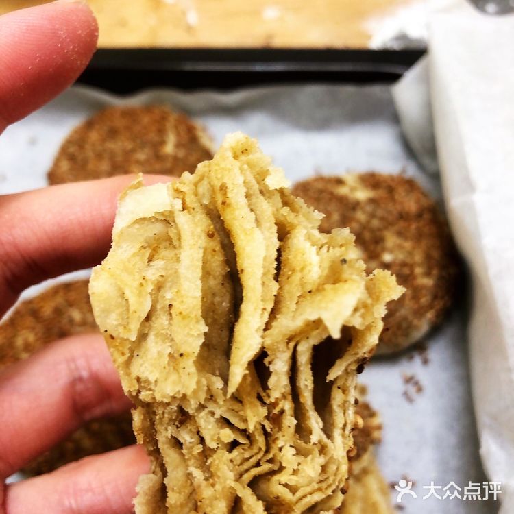 与涮羊肉更配的，就是老北京的芝麻酱烧饼了