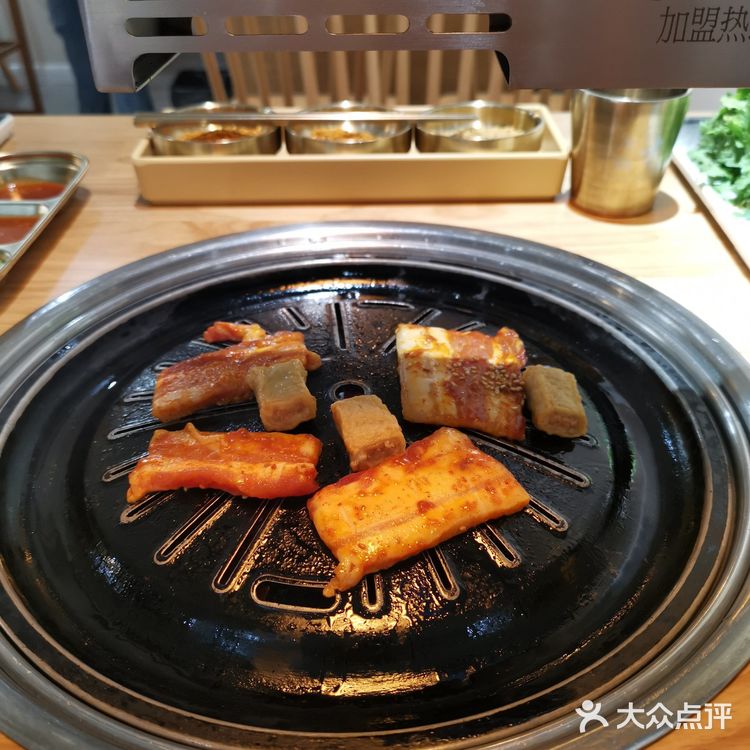 雨天室内吃现烤战斧牛排