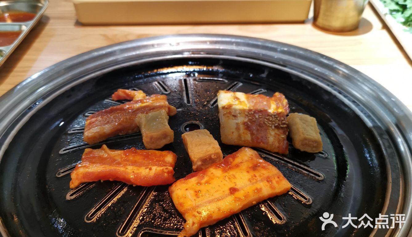 雨天室内吃现烤战斧牛排