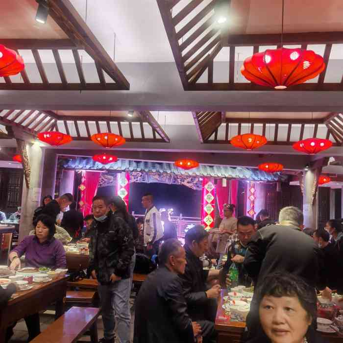李雪火锅食府(宽窄巷子总店)-"到成都旅游的,晚上8点多去的地址在宽窄