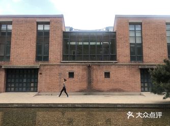 起初我以为这里，只有那个标志性的尖顶白色教堂可看