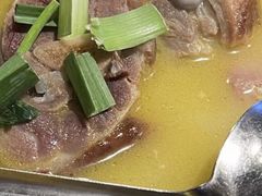 -帅巴人舅母子腊蹄民俗村