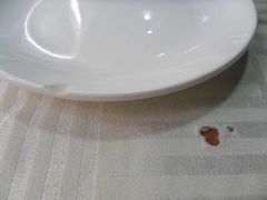 桌布上的洞。。不止这一个。。-家佳餐厅(大望路店)