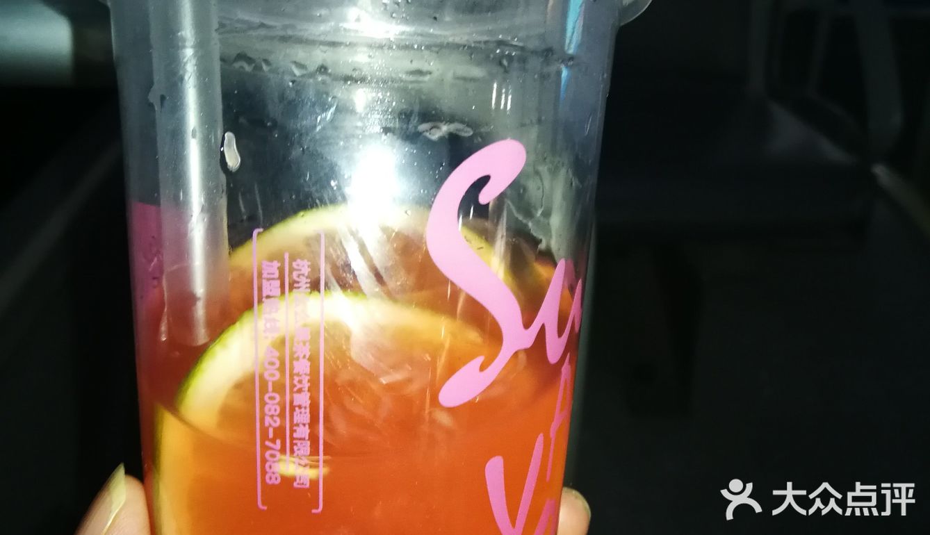 桃花漂露气，波中含烟翠～