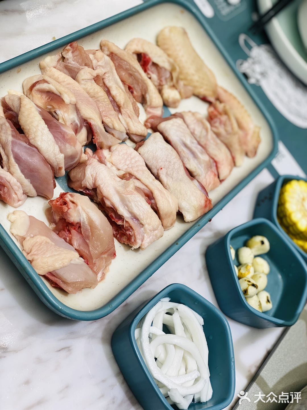 环境：店内环境以白色调为主