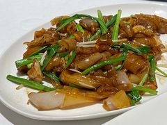 韭菜芽菜炒猪肠粉-花城苑广府菜(侨鑫店)