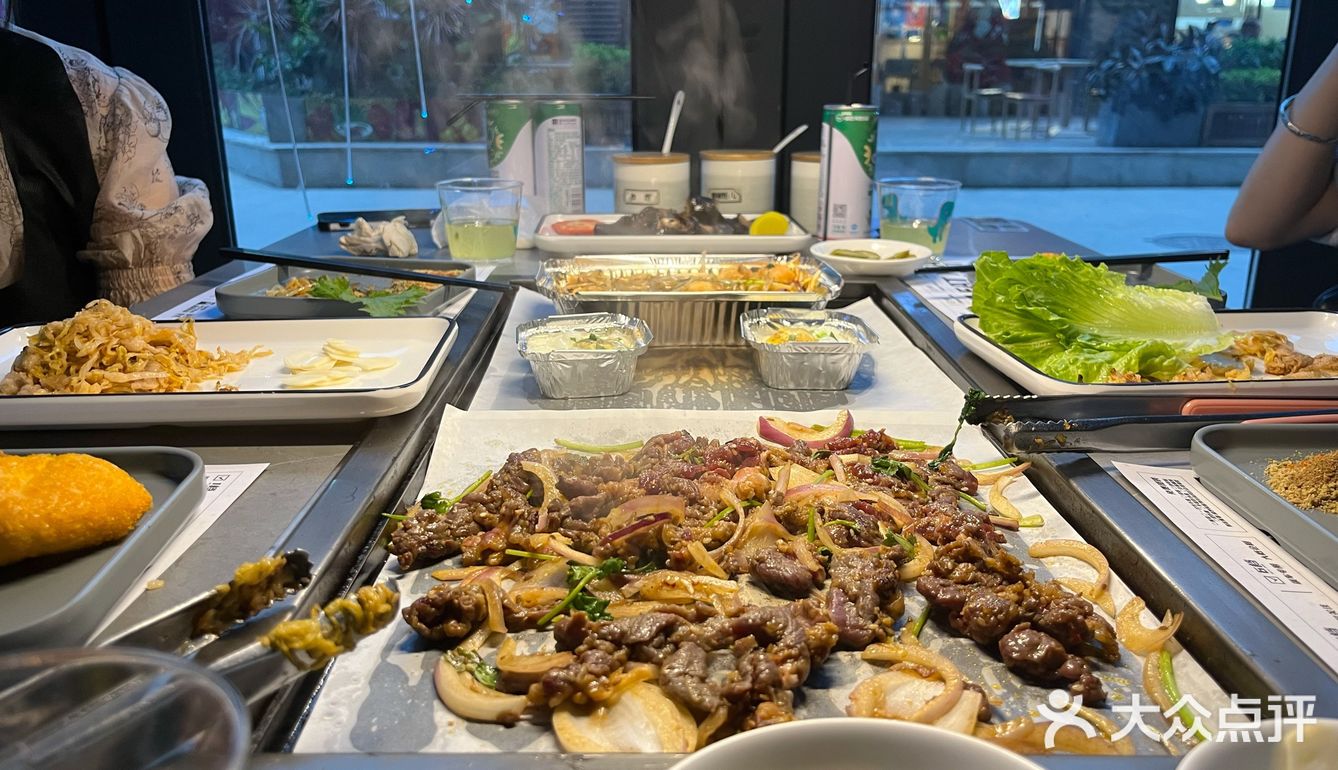 这家烤肉真好吃~{Kao}