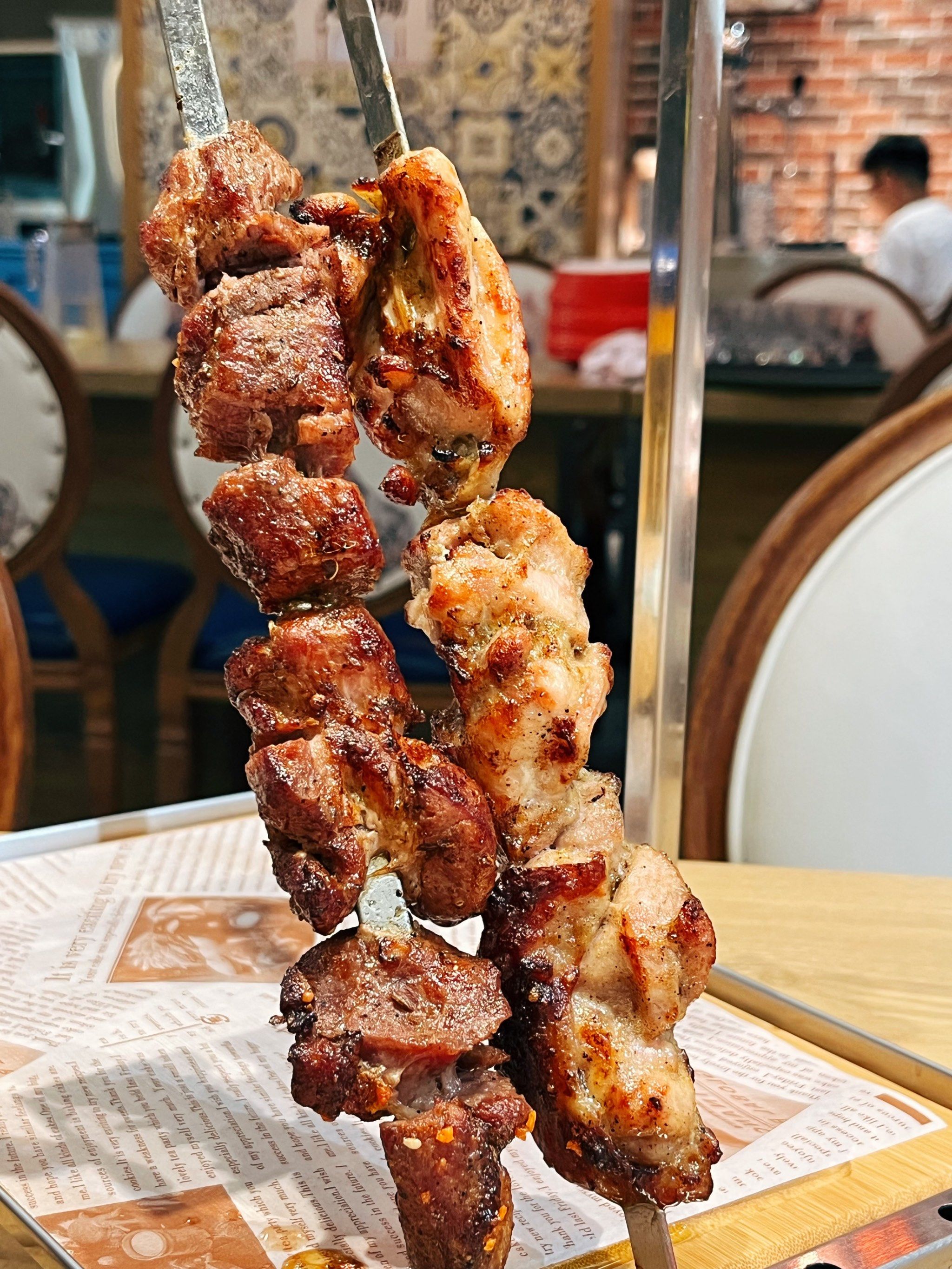 n
🥢招牌鸡肉大串,招牌俄罗斯大串
两大串是用托盘架着端上桌