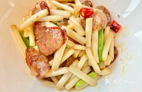 Peanut Sprout Stir-fried Hunan Pork Sausage