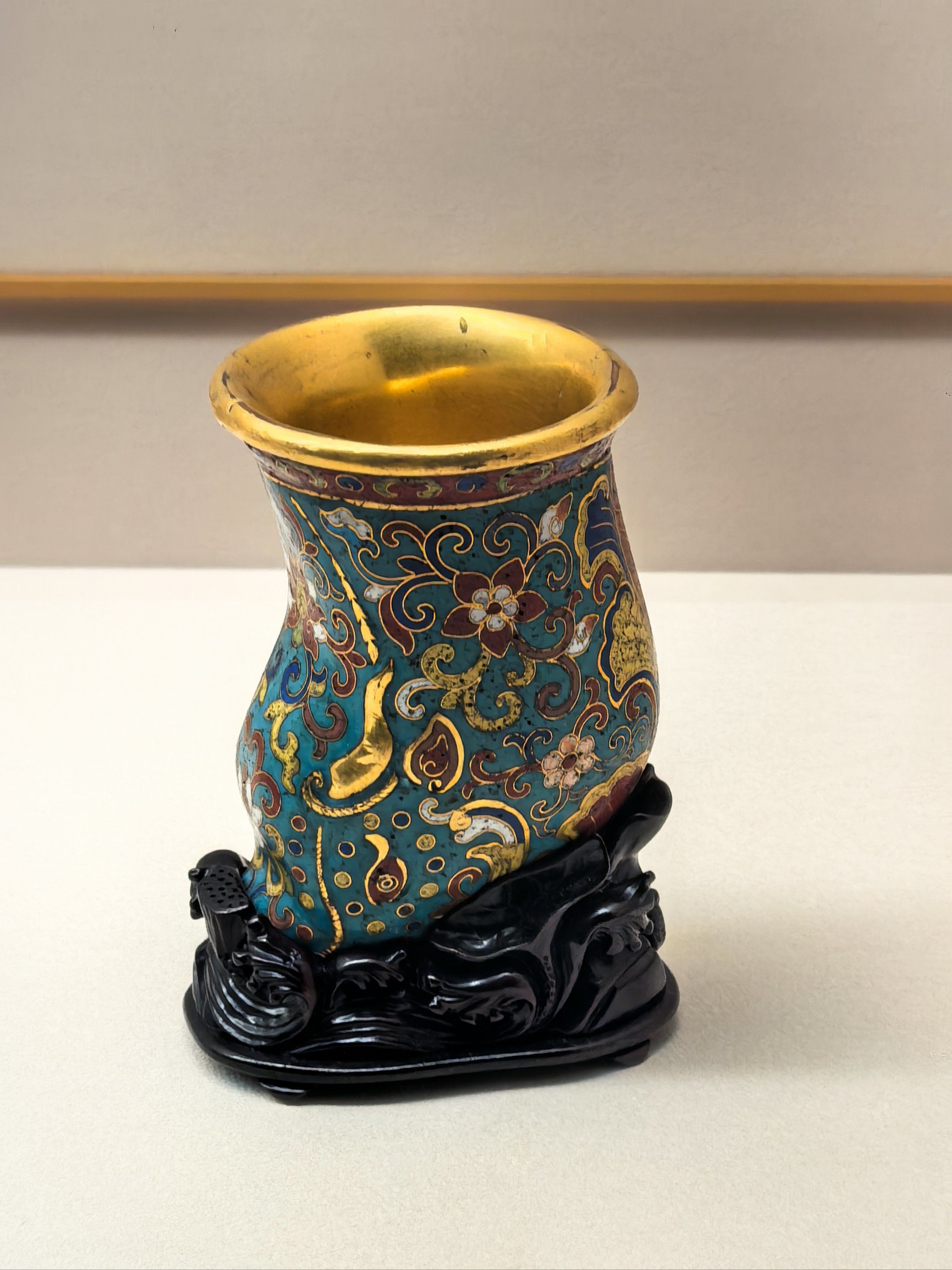 铜胎掐丝珐琅是我国古代特种金属工艺品类之一,又被称为"景