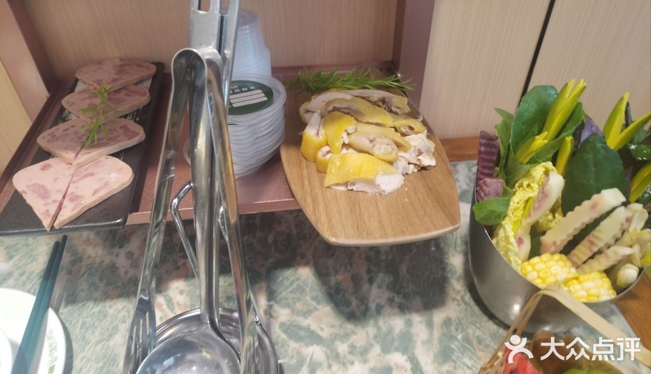 那就快来昆明翠湖边，让自己沉浸在野生菌火锅的世界里