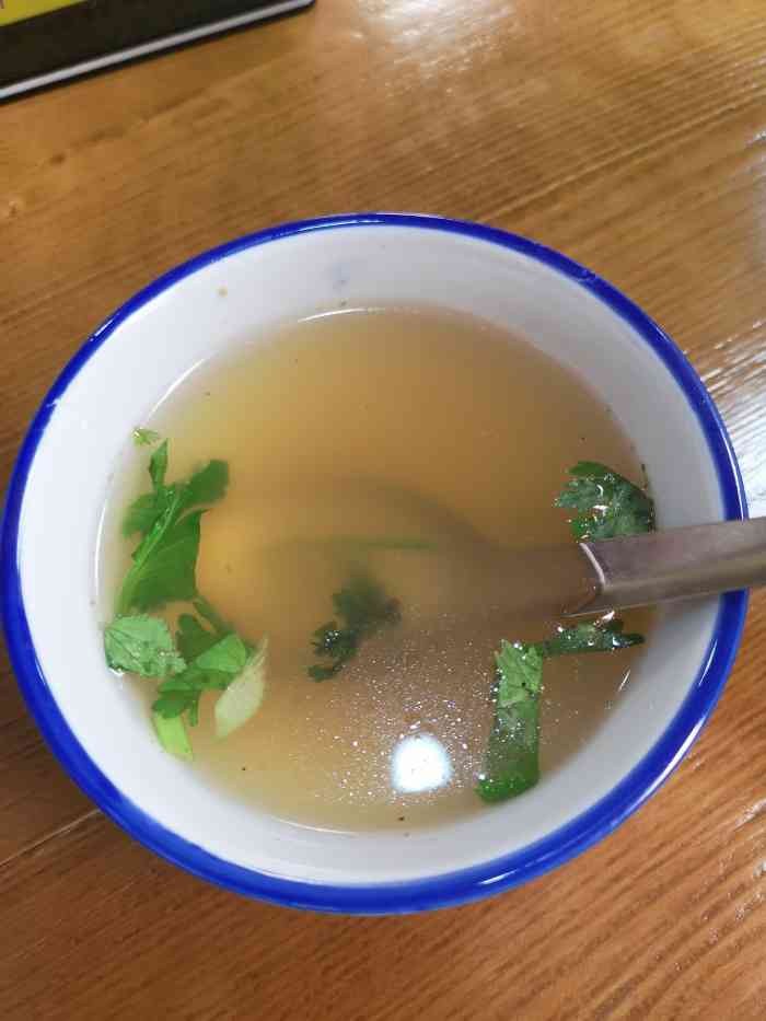 味道很棒 上面撒的辣油很香呢 凉面类或者拌面类都会赠一碗牛肉面原汤