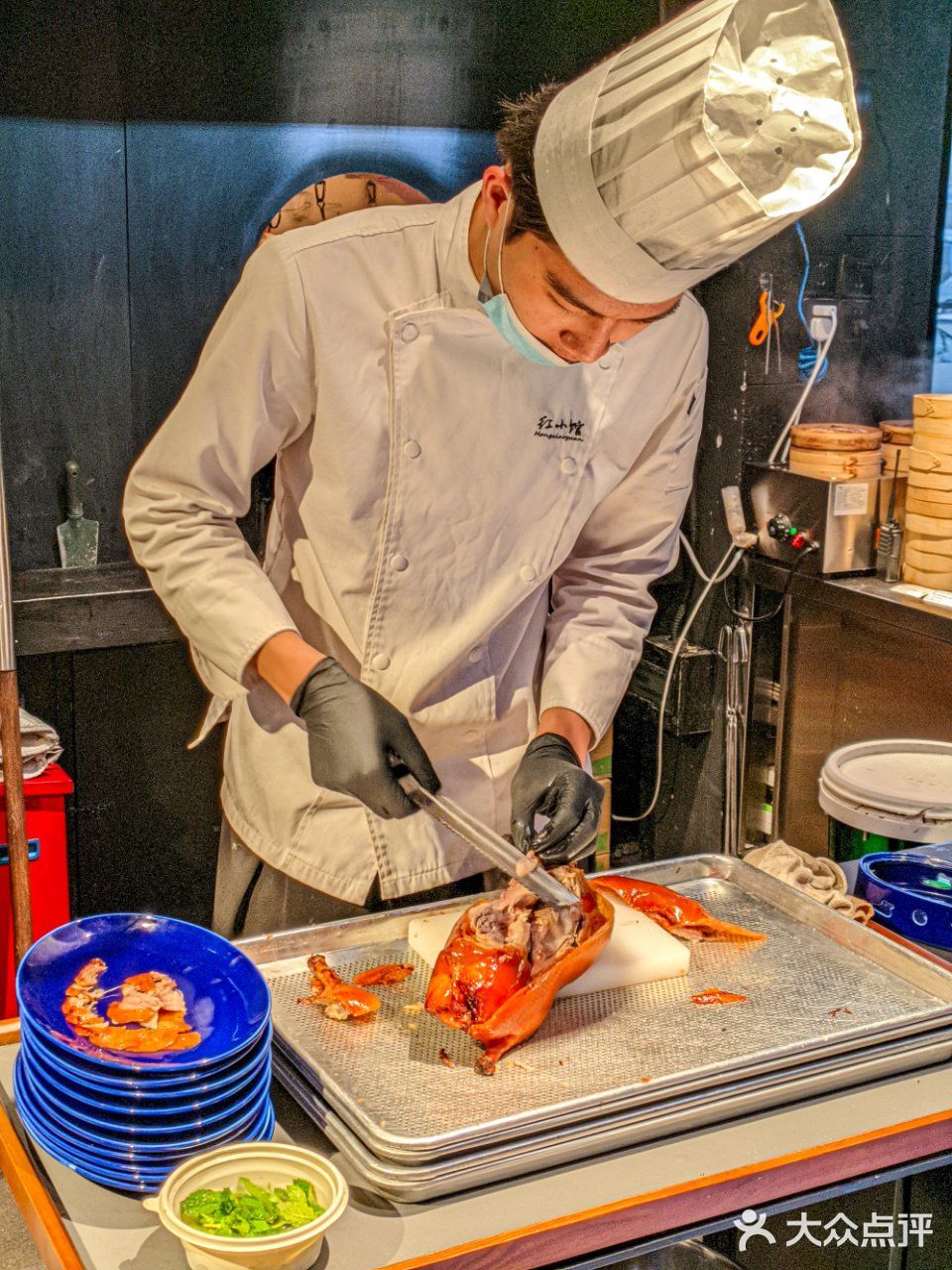 走进这家小馆，仿佛穿越时空，一边品尝着传统宫廷菜