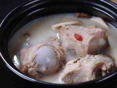 现熬大骨汤-老钢炮炭火料理(一锅两吃)