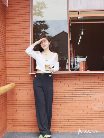 西湖边zui美治愈美妆书局｜复古红砖小馆落地窗太美