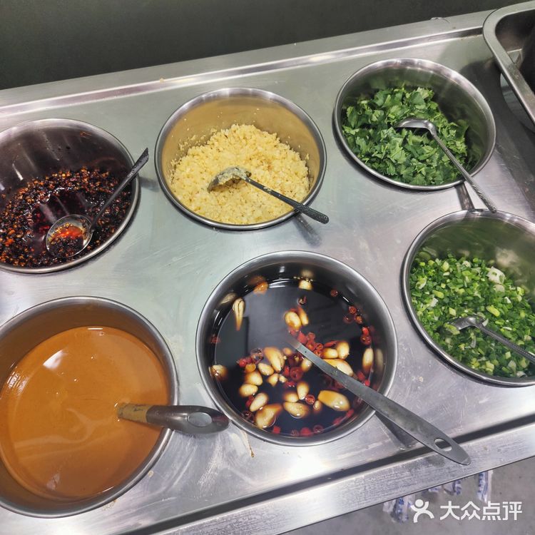 藏在吕厝的小店没想到这么火爆 一到晚上就座无虚席