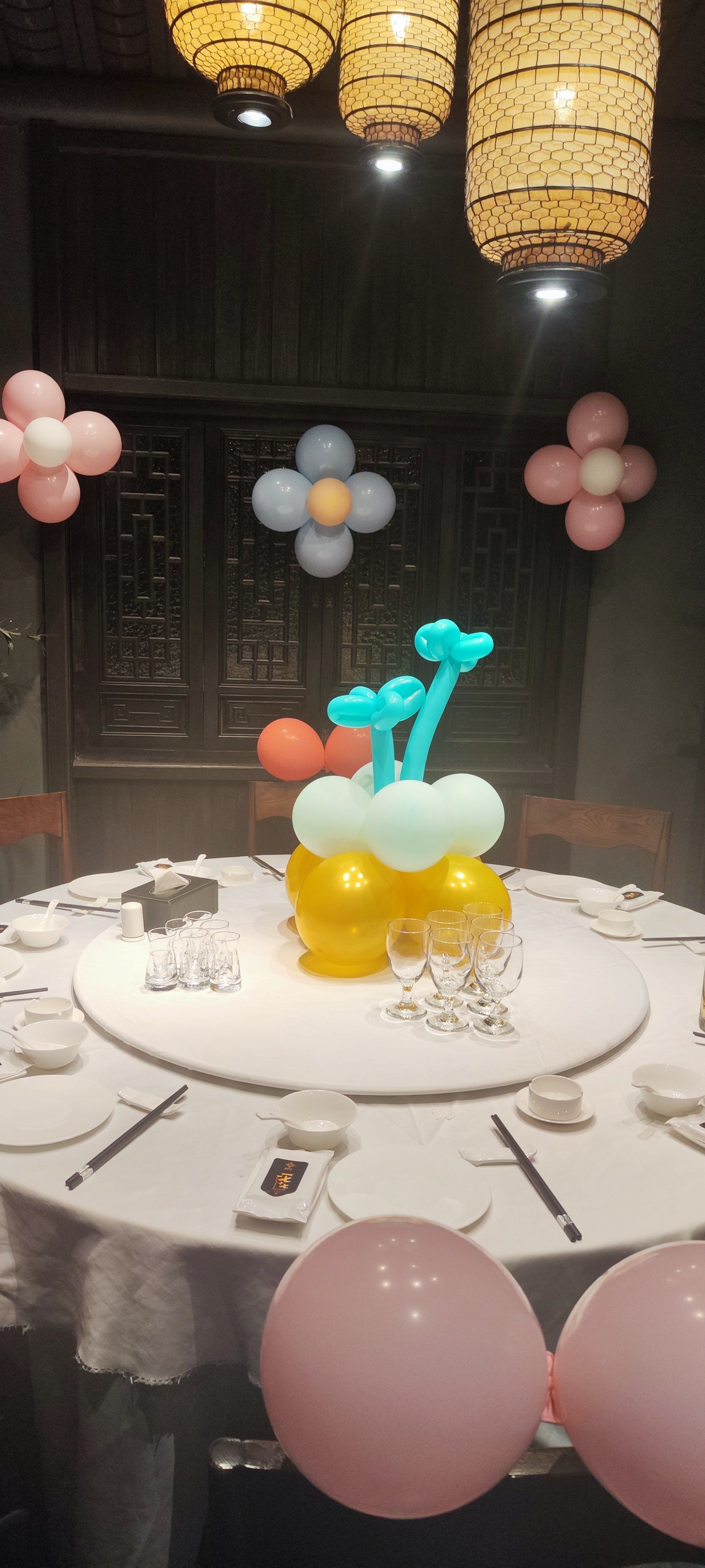 看看在他饭店过生日给做的美美气球装饰