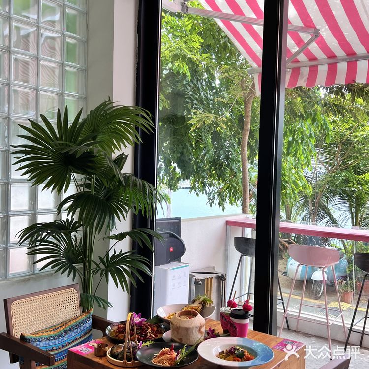粉粉嫩嫩的海边泰菜餐厅，少女心满满的仙境