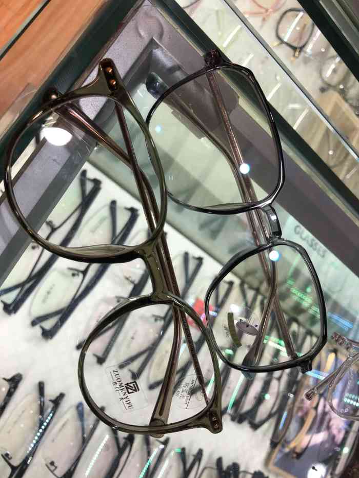 41人赞御剑威龙2022年12月6日打分第一次去三叶眼镜城配眼镜,选择了这