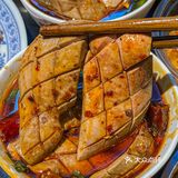 这家是渝中区土著朋友带我去的一家从小吃到大的火锅