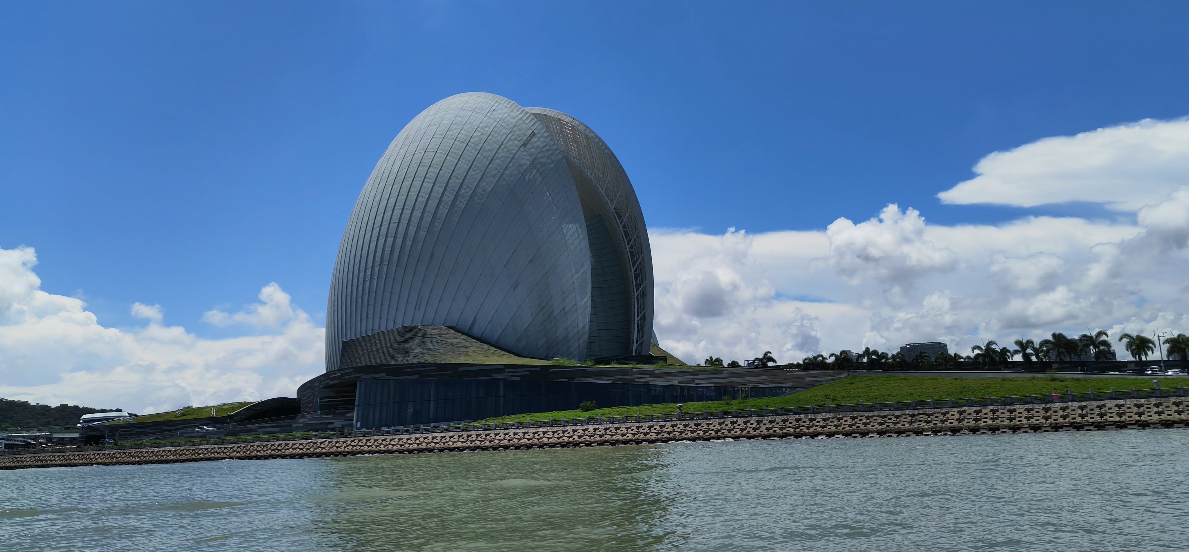 珠海地标坐落海皮边,贝壳形建筑即是钱币含