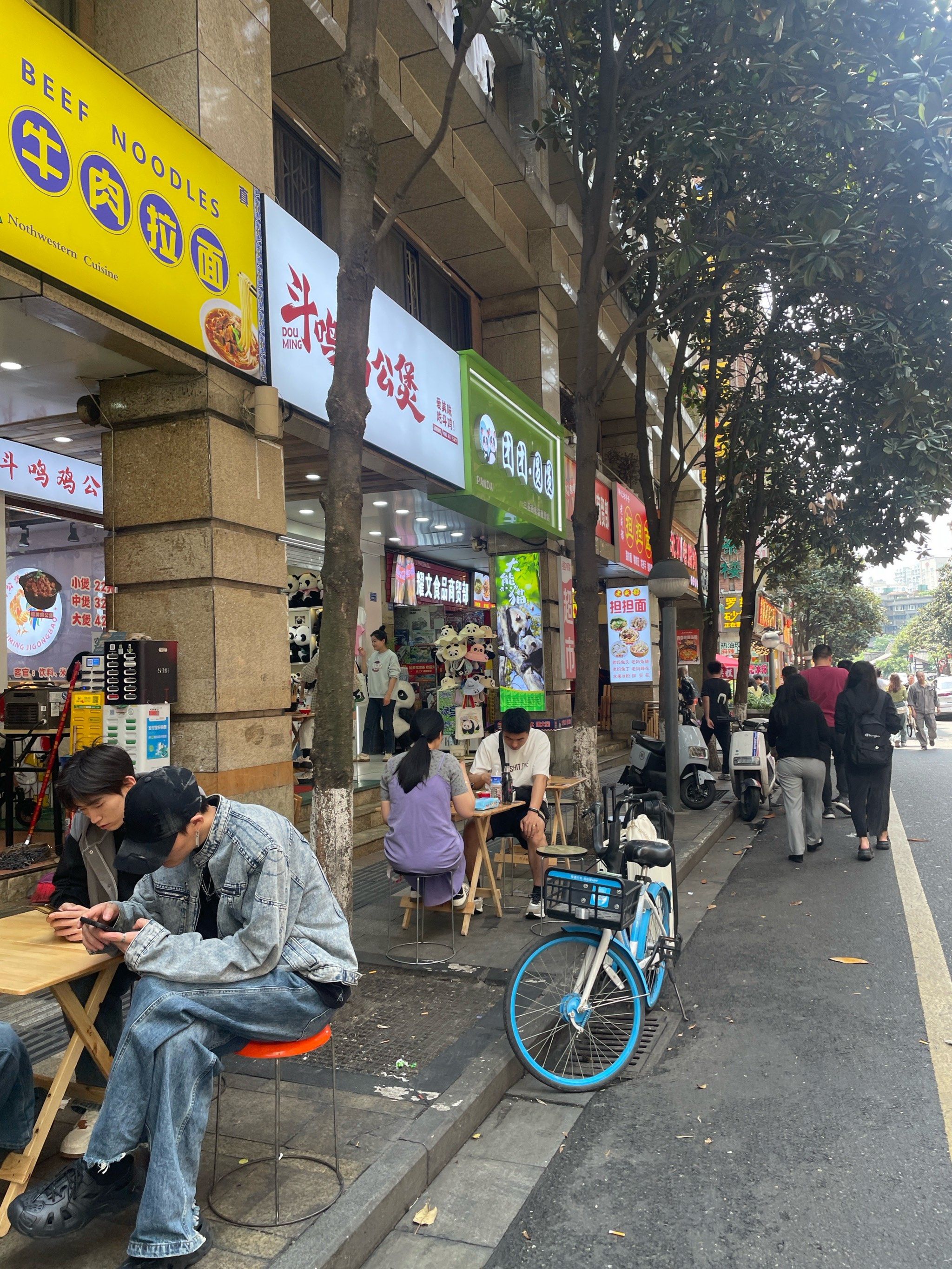 成都三圣街,一条市中心充满市井气息的美食街,这里有各种地道美食.