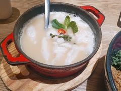 酸汤煮嫩滑鱼片-小大董·烤鸭(凤凰汇店)