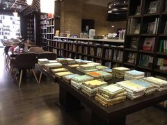 -钟书阁(松江泰晤士小镇店)