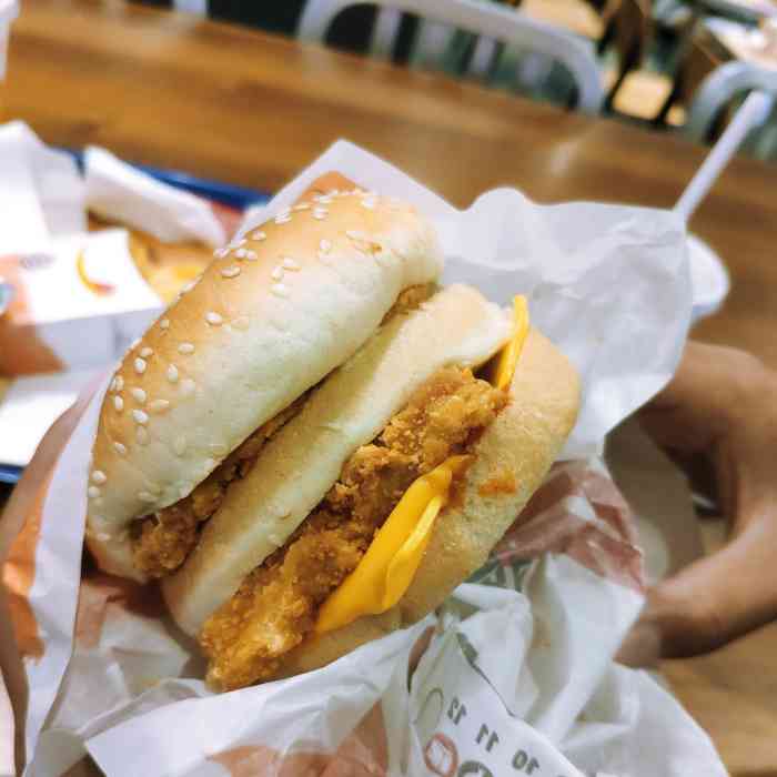 汉堡王(烟台新世界店)-"双十二在口碑活动里抢的,周末和朋友去了.