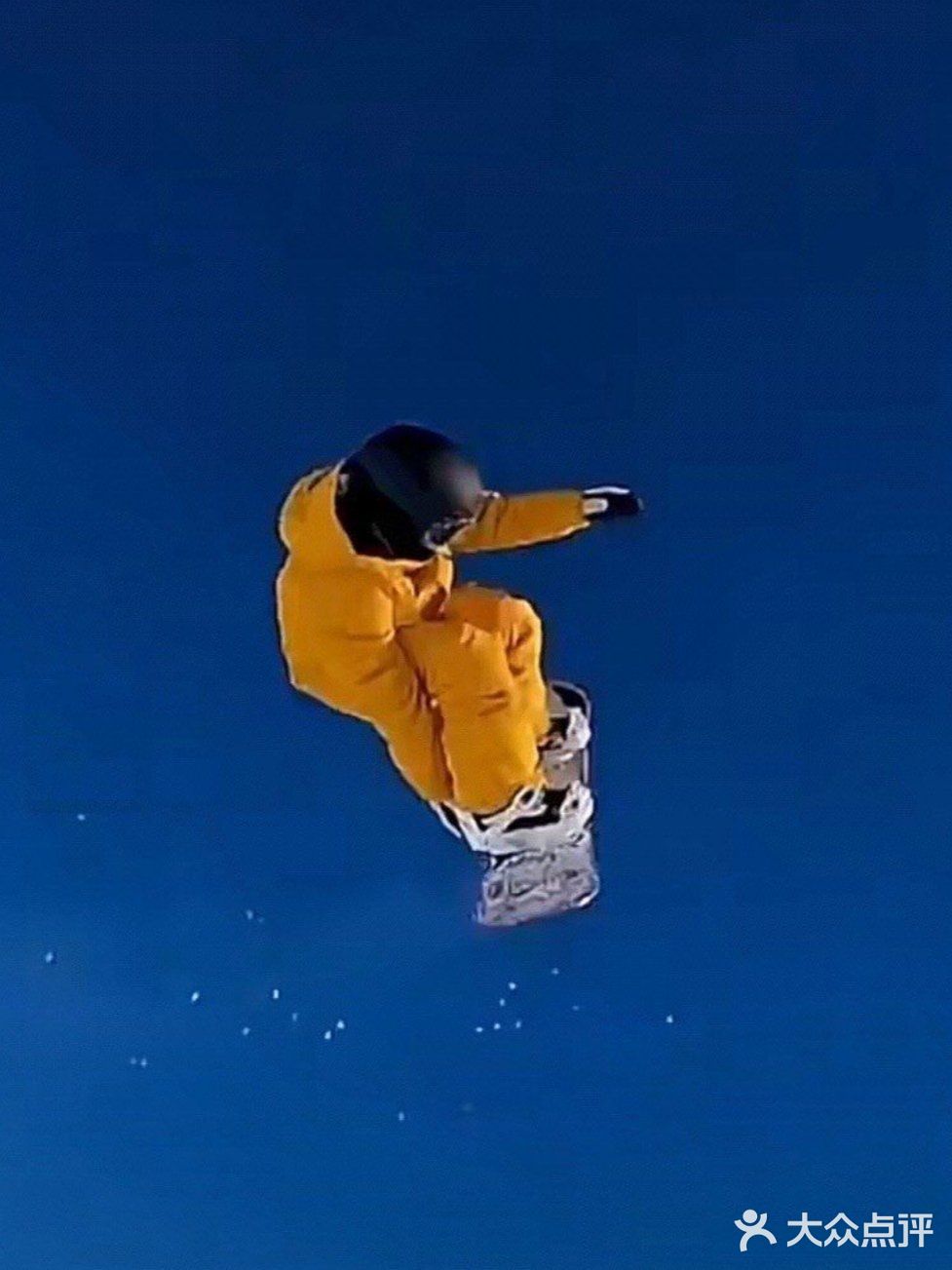 哇塞！这个小朋友的滑雪技术也太棒了吧！