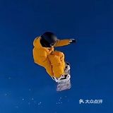 哇塞！这个小朋友的滑雪技术也太棒了吧！