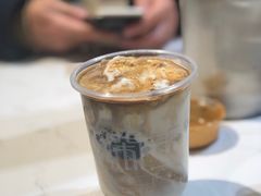 白雪黑糯米桂花拿铁-甜心闲生传统手工冰粉(太古里店)