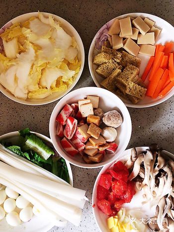一、食材准备：葱切丝、姜切片，西红柿一个切小块