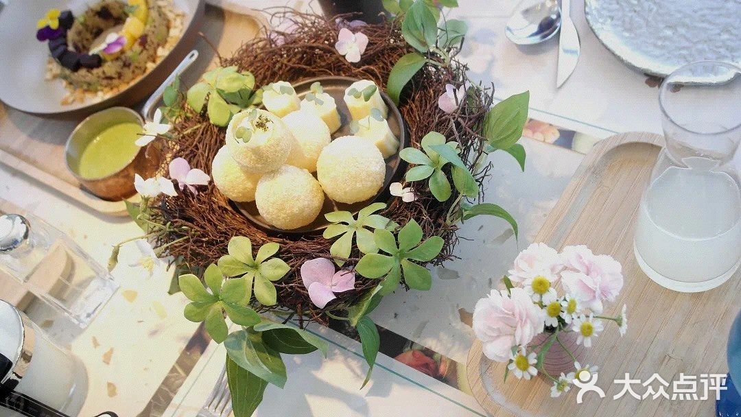 子妤探店 花厨餐厅居然可以YSL补妆收花束