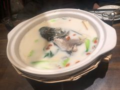 泉水鱼头-泉畔人家·老济南经典鲁菜(大明湖店)