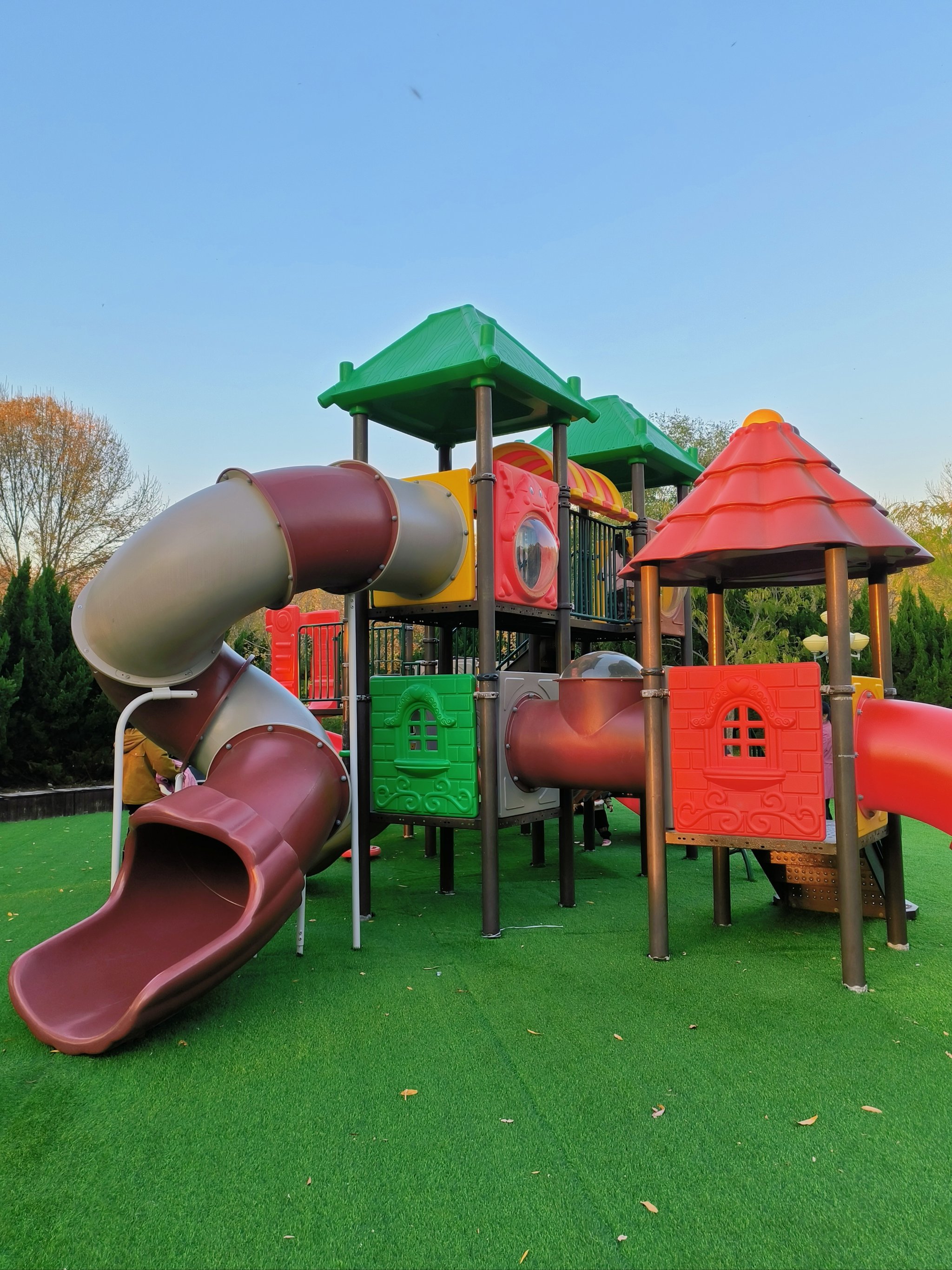 盘古公园喂鱼看孔雀超悠闲!