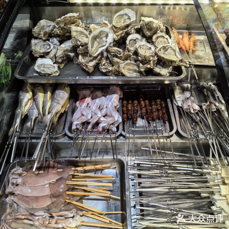 今天我要带你们探索一家超赞的海鲜大排档