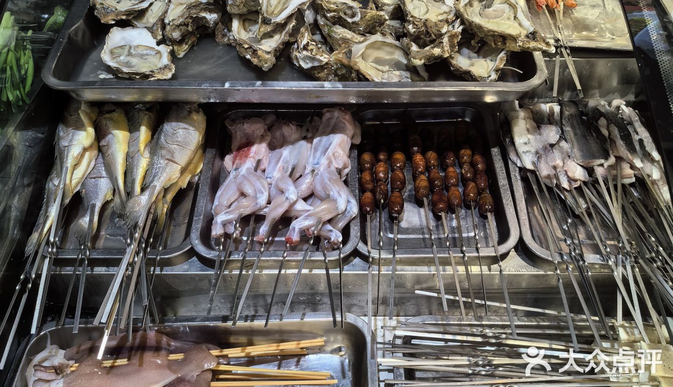 今天我要带你们探索一家超赞的海鲜大排档