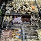 今天我要带你们探索一家超赞的海鲜大排档