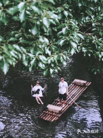 杭州周边｜夏日玩水指南许光汉同款竹筏
